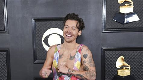 Harry Styles Hadiri Grammy Awards 2023 Tanpa Pakai Baju Cuma Jumpsuit Bertabur Kristal Warna