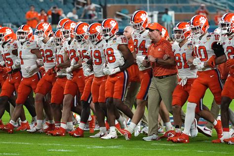 Clemson recruiting: Dabo Swinney scores huge win, lands 5-star LB Sammy