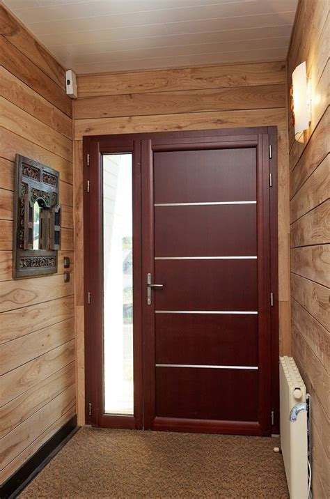 Simple et conviviale cette porte dentrée bois et aluminium avec un