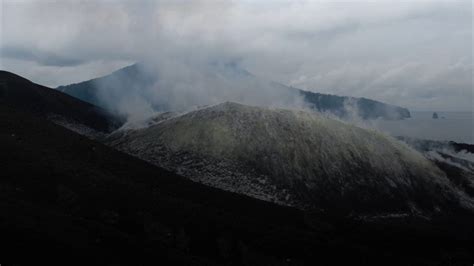 Un Volcan Entre En Ruption En Indon Sie Et Fait Au Moins Onze Victimes