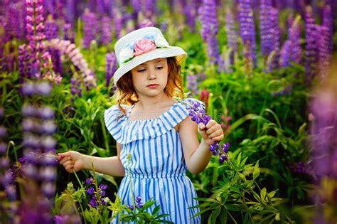 Belle Petite Fille En Robe Et Chapeau Dans Un Champ De Lupins La Fille