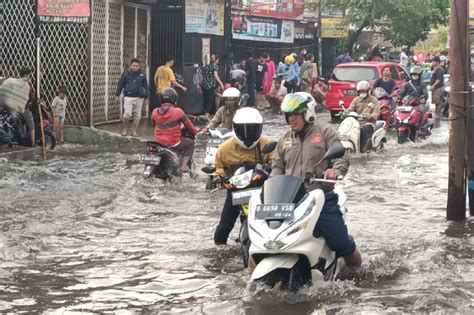 Akses Jalan Penghubung Tangerang Dan Jakarta Terendam Banjir Arus