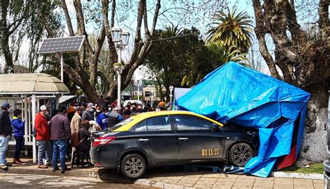 Conductor pierde el control de su vehículo y colisiona kiosko en plaza