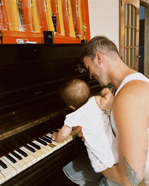 David Carreira Encanta Filho Ao Piano