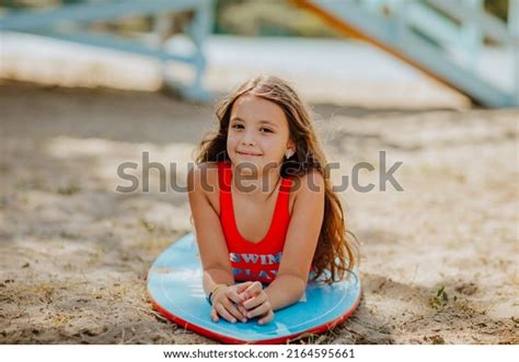 Bonita Jovencita En Bikini Rojo Posando Foto De Stock Shutterstock
