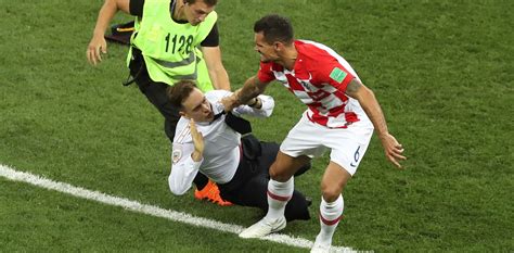 Francia campeón del mundo Pussy Riot se atribuyó invasión de cancha en la final