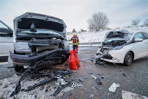 Verletzte nach Zusammenstoß Vollsperrung der B180 nach schwerem Unfall