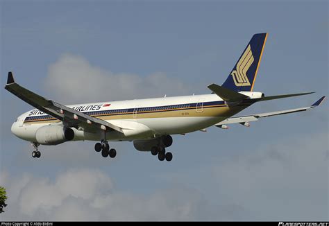 V Sth Singapore Airlines Airbus A Photo By Aldo Bidini Id