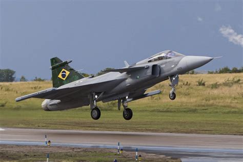 Novo caça da FAB F 39 Gripen é pilotado por brasileiro pela primeira