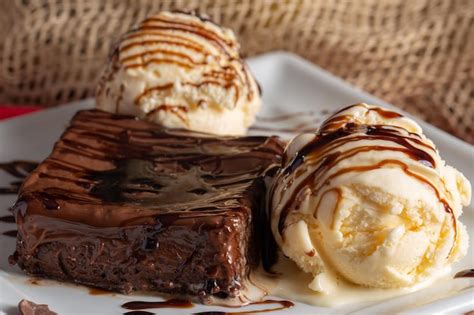 Brownie De Chocolate Con Helado De Vainilla Foto Premium