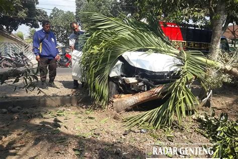 Mobil Mobilio Tabrak Pasutri Korban Dirujuk Ke RS Graha Medika