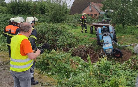 Mann Wird Unter Trecker Eingeklemmt Erntehelfer Stirbt Bei