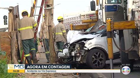 Carro bate em poste e complica trânsito na Via Expressa de Contagem