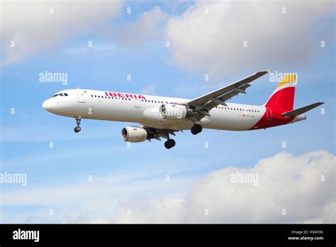 Iberia Airbus A321 Approaching London Heathrow Airport Stock Photo Alamy