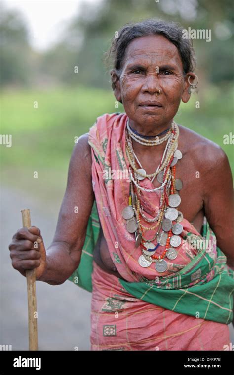 Close up of a Madia tribe woman, Bhamragad, Maharashtra, India Stock ...