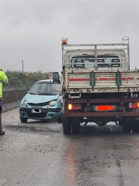 Ondata D Acqua Su Una Matiz Incidente Nell Asse Viario Di Milazzo