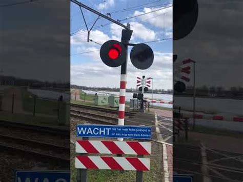 Spoorwegovergang Echt // Dutch Railroad Crossing - Oozo.nl