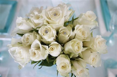 Premium Photo | Close-up of white rose bouquet