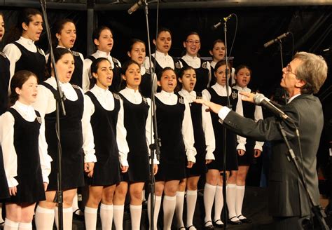 Meninas Cantoras De Petr Polis Apresentam Concerto De Natal No Theatro