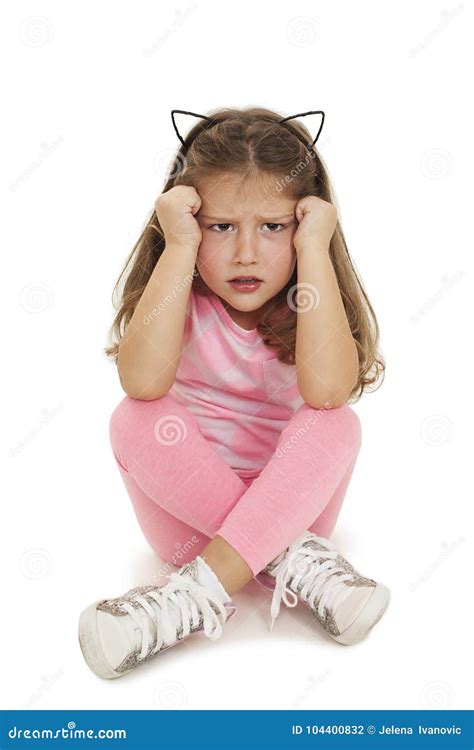 Petite Fille Fâchée S asseyant Sur Le Plancher Photo stock Image du