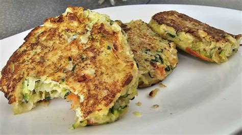 Galettes De Courgettes De Pommes De Terre Et De Tomates Cerises Sans