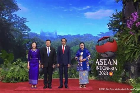 Gaya 6 Ibu Negara Di Opening Ceremony Ktt Ke 43 Asean