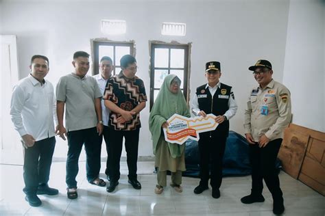 Pj Gubernur Agus Fatoni Serahkan Kunci Rumah Layak Huni Pada Warga