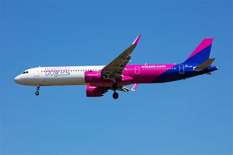 Pesawat Penumpang Wizz Air Airbus A321 Neo Di Bandara Penerbangan Dan