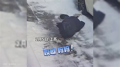 小姐姐出门就重重滑倒在地上，拍拍身上的雪蹒跚的离去