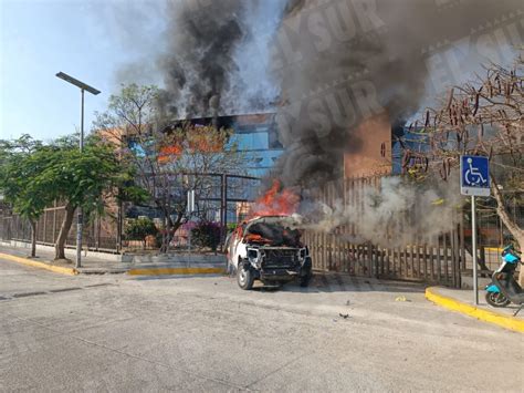 Incendian Normalistas De Ayotzinapa Veh Culos Y Oficinas Del Recinto