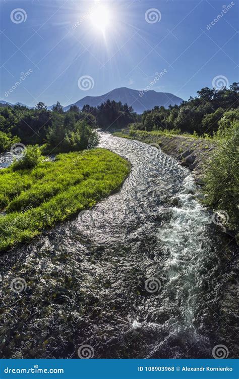 Fiume In Valle Della Montagna Fotografia Stock Immagine Di Paese