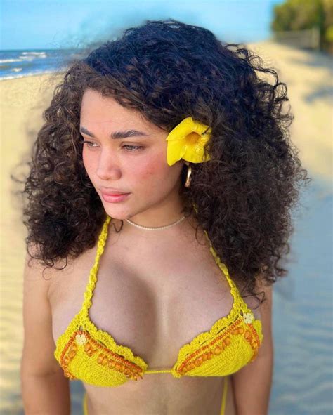 Cesia S Enz Deslumbra Con Su Esbelta Figura En Playas De Honduras