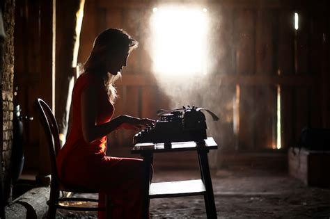 Silueta De Una Hermosa Ni A Con Un Vestido Rojo En El Fondo De Una