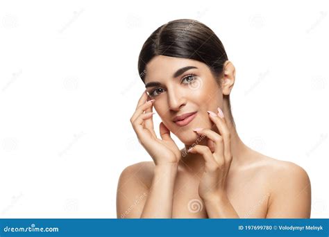 Portrait De La Belle Femme Juive Isolée Sur Le Fond Blanc De Studio