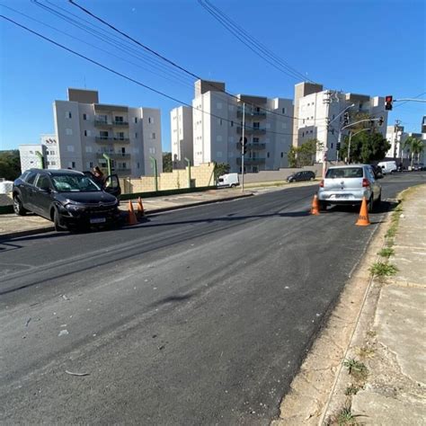 Dois Carros Se Envolvem Em Acidente Em Frente Ao Hospital Galileu Em