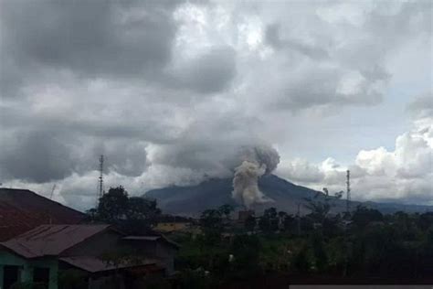 Gunung Sinabung Luncurkan Awan Panas Sejauh Meter Ke Arah Timur