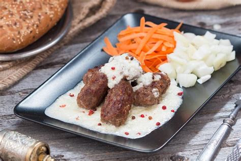 Brzi domaći ćevapi u umaku od kajmaka