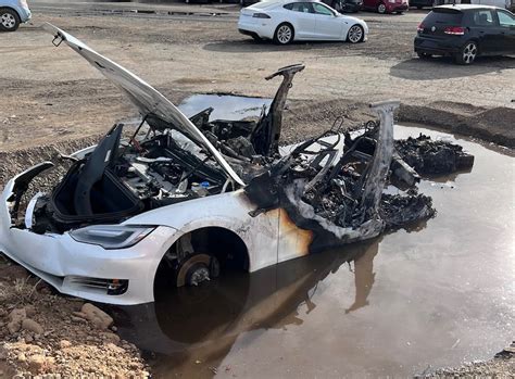 Tesla Model S Erupts In Flames In A Sacramento Scrapyard The Detroit Bureau