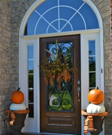 67 Cute And Inviting Fall Front Door Décor Ideas Digsdigs