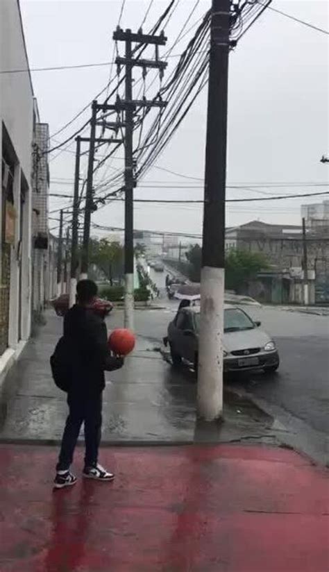 Quadrilha tenta fazer arrastão para roubar motoristas em viaduto de