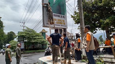 Penertiban Alat Peraga Kampanye Oleh Bawaslu Jelang Masa Tenang Pemilu