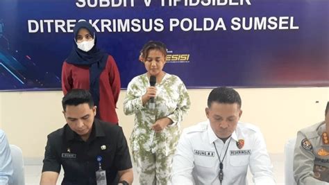 Sambil Tertunduk Lina Mukherjee Minta Maaf Usai Diperiksa Sebagai