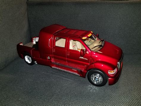 1 24 Ford F 650 Super Crewzer R Diecast