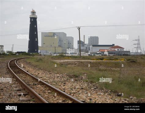 Vue sur le phare et la centrale nucléaire depuis les chemins de fer à