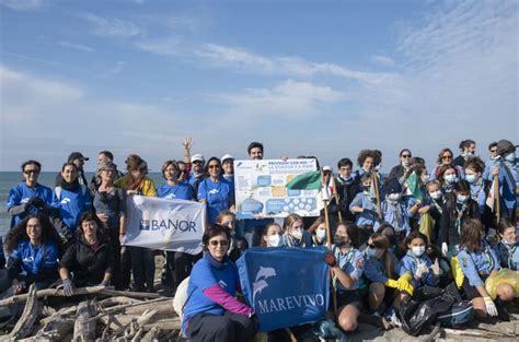 Ambiente I Volontari Di Marevivo In Azione Per Ripulire La Spiaggia