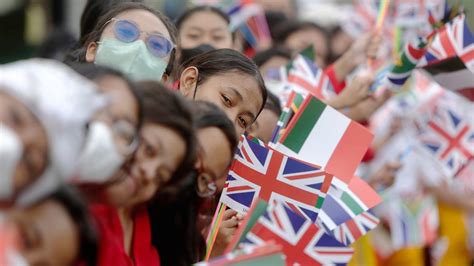 Escolares Ondean Banderas De Los Miembros Del G20 Durante La Llegada De