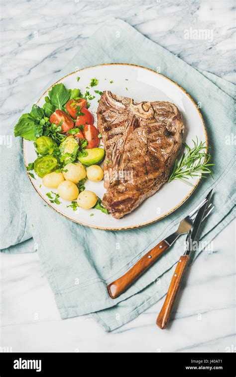 Tbone Steak De Boeuf Avec L Gumes Et Romarin Photo Stock Alamy