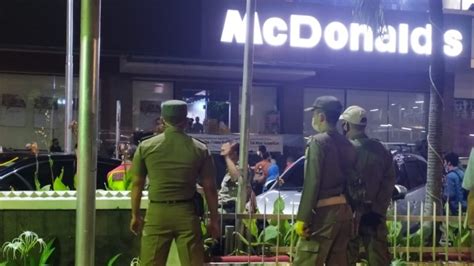 Kerumunan Massa Saat Penutupan McD Sarinah Pengelola Dapat Teguran