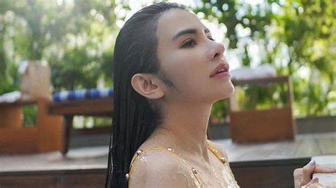 Maria Vania Pakai Bikini Saat Berenang Disebut Cewek Thailand Netizen