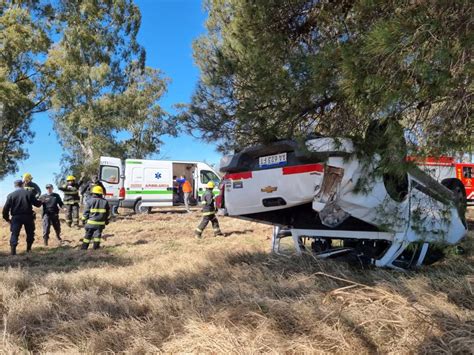 Chocó contra un árbol y volcó Plan B Noticias